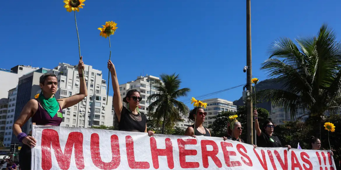 Protestos em várias cidades brasileiras pedem a votação do PL da Misoginia, que amplia punições para crimes de violência e discriminação contra mulheres.