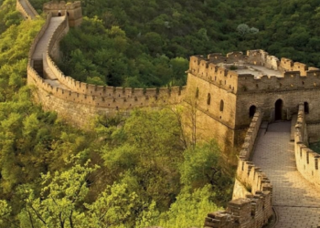 Descobertas no sítio de Niuheliang revelam templos, túmulos e peças de jade da cultura Hongshan e ajudam a entender as origens da civilização chinesa.