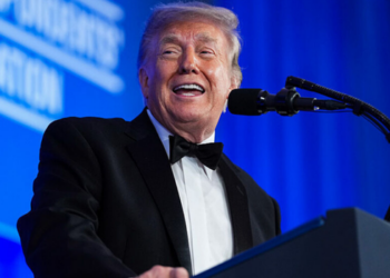 Trump chama conflito com Irã de “coisa pequena” e apoia Vance ao rejeitar termo “guerra”; confrontos já duram seis meses.