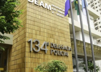 Polícia investiga a morte de uma mulher e da filha de 6 anos encontradas abraçadas dentro de uma casa no bairro da Penha, em Campos.