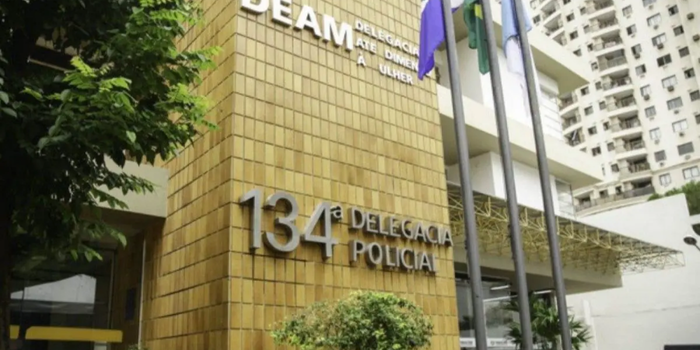 Polícia investiga a morte de uma mulher e da filha de 6 anos encontradas abraçadas dentro de uma casa no bairro da Penha, em Campos.