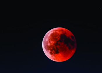 Eclipse lunar atingiu o auge à 1h12 desta sexta e deixou cerca de 96% da Lua dentro da sombra mais escura da Terra.