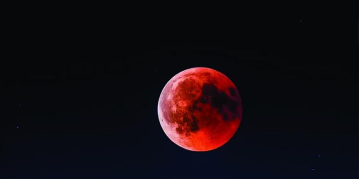 Eclipse lunar atingiu o auge à 1h12 desta sexta e deixou cerca de 96% da Lua dentro da sombra mais escura da Terra.