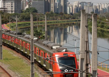 Greve parcial da CPTM provoca congestionamentos em São Paulo, afeta linhas de trem e leva a Prefeitura a suspender o rodízio de veículos.