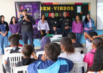 Escola de Quissamã realiza ação do Agosto Lilás para orientar estudantes sobre prevenção da violência contra a mulher, respeito e canais de proteção.