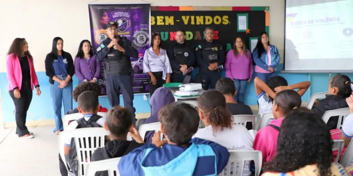 Escola de Quissamã realiza ação do Agosto Lilás para orientar estudantes sobre prevenção da violência contra a mulher, respeito e canais de proteção.