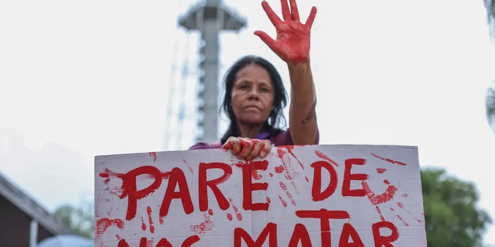 Estudo do FBSP aponta aumento da violência doméstica contra mulheres em dias de jogos de futebol entre 2023 e 2025.