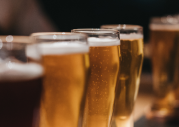 Modera Brasil, do Ministério da Saúde, está no Meu SUS Digital e ajuda a avaliar o consumo de álcool, identificar riscos e buscar atendimento no SUS.