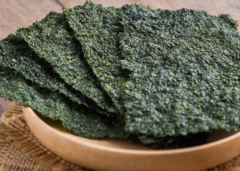 Algas marinhas como nori e wakame são fontes de nutrientes e podem contribuir para uma alimentação variada. Veja benefícios, formas de consumo e cuidados.