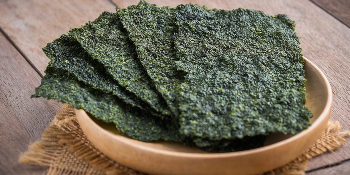 Algas marinhas como nori e wakame são fontes de nutrientes e podem contribuir para uma alimentação variada. Veja benefícios, formas de consumo e cuidados.