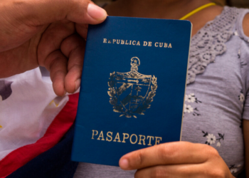Cubanos lideram pedidos de refúgio no Brasil em 2026, enquanto venezuelanos e haitianos aparecem entre as principais nacionalidades.