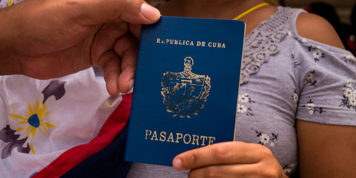 Cubanos lideram pedidos de refúgio no Brasil em 2026, enquanto venezuelanos e haitianos aparecem entre as principais nacionalidades.