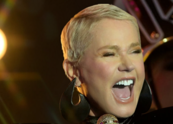 Xuxa rebate críticas sobre seus figurinos na turnê O Último Voo da Nave e afirma que mulheres sofrem mais julgamentos por idade e aparência.