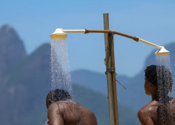 Pele negra pode ficar mais ressecada e suscetível a manchas no frio; veja cuidados para manter a hidratação e proteger a pele.
