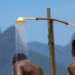 Pele negra pode ficar mais ressecada e suscetível a manchas no frio; veja cuidados para manter a hidratação e proteger a pele.