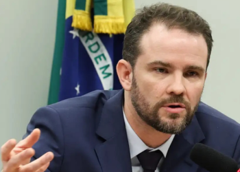 Ministro da Fazenda, Dario Durigan, defende diversificação dos parceiros comerciais do Brasil e destaca equilíbrio fiscal, reforma tributária e juros.