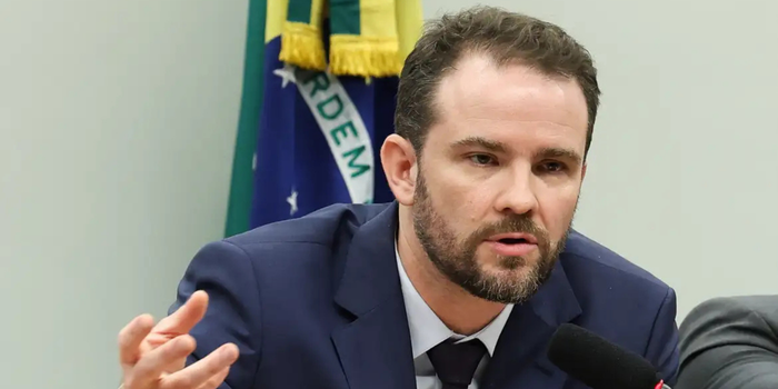 Ministro da Fazenda, Dario Durigan, defende diversificação dos parceiros comerciais do Brasil e destaca equilíbrio fiscal, reforma tributária e juros.
