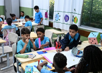 Estudo com dados do Ideb e Saeb 2025 aponta desempenho superior de escolas de ensino médio em tempo integral, especialmente entre estudantes vulneráveis.