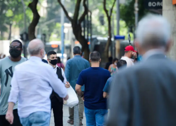 Pesquisa da UFF aponta que 81% dos brasileiros consideram importante que candidatos a cargos eletivos acreditem em Deus e mostra diferenças por renda.