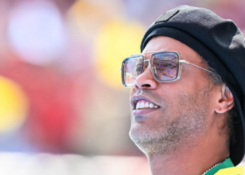 Ronaldinho Gaúcho é apresentado pelo Ravenna, da Série C italiana, e retorna ao futebol profissional após mais de dez anos.