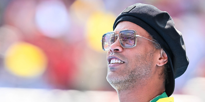 Ronaldinho Gaúcho é apresentado pelo Ravenna, da Série C italiana, e retorna ao futebol profissional após mais de dez anos.