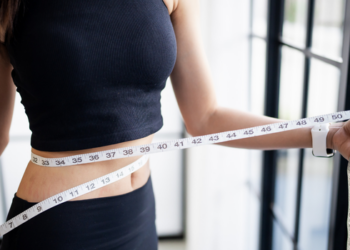 Estudo aponta que dormir menos pode favorecer ganho de peso, aumento da circunferência da cintura e mais tempo sedentário, especialmente entre pessoas com fatores de risco à saúde.