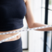 Estudo aponta que dormir menos pode favorecer ganho de peso, aumento da circunferência da cintura e mais tempo sedentário, especialmente entre pessoas com fatores de risco à saúde.