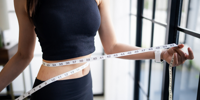Estudo aponta que dormir menos pode favorecer ganho de peso, aumento da circunferência da cintura e mais tempo sedentário, especialmente entre pessoas com fatores de risco à saúde.