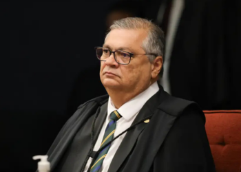Flávio Dino autoriza a Polícia Federal a acessar informações de investigação da Polícia Civil de SP envolvendo produtora do filme sobre Jair Bolsonaro.