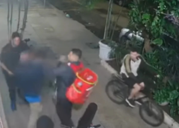 Ciclista de 37 anos morreu após ser espancado em Copacabana por pessoas que suspeitaram que ele havia roubado uma bicicleta. Quatro foram presos.
