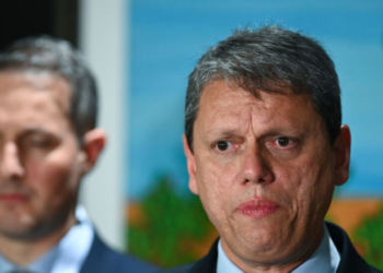 Tarcísio afirma que Polícia Civil de SP cumprirá decisão do STF sobre compartilhamento de dados da Operação Wi-Fi, que investiga contratos ligados à produtora de “Dark Horse”.