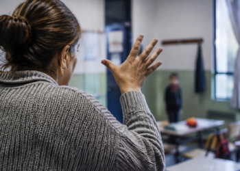 Família denuncia professora de escola especializada na Argentina por supostamente cuspir em menina de 7 anos com síndrome de Down. Caso está sendo investigado.
