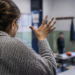 Família denuncia professora de escola especializada na Argentina por supostamente cuspir em menina de 7 anos com síndrome de Down. Caso está sendo investigado.