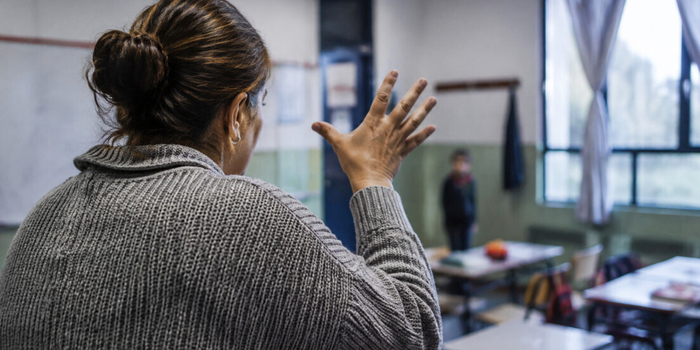 Família denuncia professora de escola especializada na Argentina por supostamente cuspir em menina de 7 anos com síndrome de Down. Caso está sendo investigado.