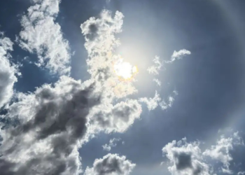 Halo solar chamou atenção no Centro-Oeste nesta terça-feira (25). Entenda como o fenômeno se forma e por que ele não significa necessariamente chuva.
