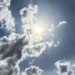 Halo solar chamou atenção no Centro-Oeste nesta terça-feira (25). Entenda como o fenômeno se forma e por que ele não significa necessariamente chuva.