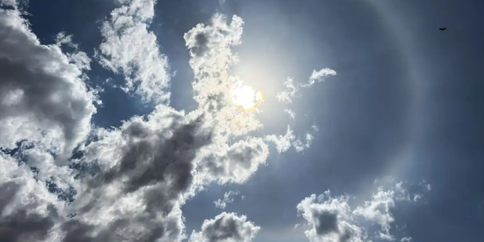 Halo solar chamou atenção no Centro-Oeste nesta terça-feira (25). Entenda como o fenômeno se forma e por que ele não significa necessariamente chuva.