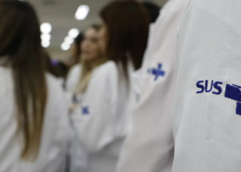 Mais Médicos Especialistas terá 676 médicos até fevereiro de 2027 e recebe outros 451 profissionais. Veja como funciona o programa e os valores pagos.