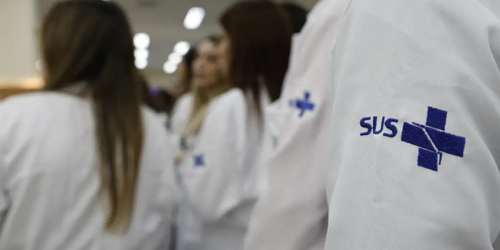 Mais Médicos Especialistas terá 676 médicos até fevereiro de 2027 e recebe outros 451 profissionais. Veja como funciona o programa e os valores pagos.