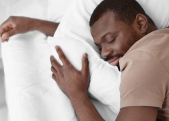Artigo questiona a ideia de que todos precisam dormir oito horas por noite e destaca que a necessidade de sono varia conforme cada pessoa.