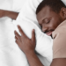 Artigo questiona a ideia de que todos precisam dormir oito horas por noite e destaca que a necessidade de sono varia conforme cada pessoa.