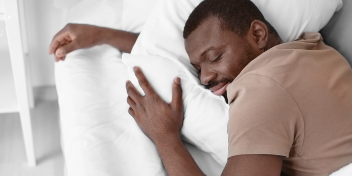Artigo questiona a ideia de que todos precisam dormir oito horas por noite e destaca que a necessidade de sono varia conforme cada pessoa.