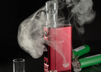Fiocruz identifica no YouTube conteúdos sobre cigarros eletrônicos que podem promover desinformação e contornar regras brasileiras de publicidade de tabaco.