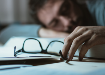 Zolpidem pode causar dependência, tolerância e efeitos adversos quando usado de forma inadequada. Veja os riscos e alternativas para tratar a insônia.