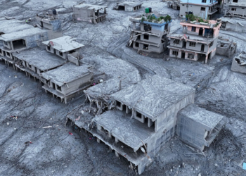 Enchentes no Nepal já deixaram 903 mortos e 4.247 desaparecidos, segundo as autoridades. Equipes de resgate continuam as buscas nas áreas atingidas.