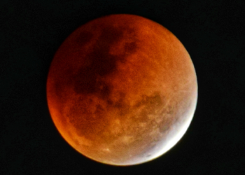 Quase toda a Lua ficou coberta pela sombra da Terra durante eclipse lunar observado no Brasil. Veja como aconteceu o fenômeno.
