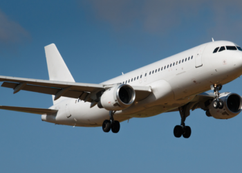 Latam Brasil inicia expansão com Embraer E195-E2, novas rotas e mais voos. Companhia prevê 14 aeronaves em operação até março de 2027.