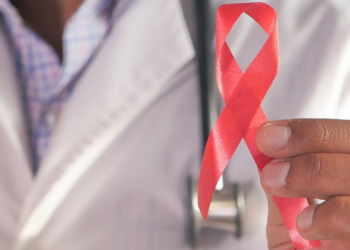 Casos de HIV entre idosos cresceram 441% em dez anos; veja os motivos e como se prevenir.