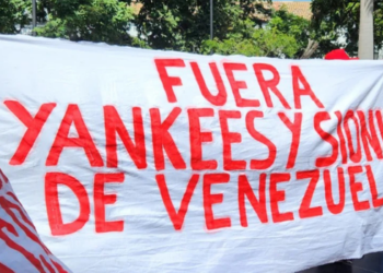 Manifestantes protestaram em Caracas contra a presença dos Estados Unidos e de Israel na Venezuela.