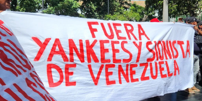 Manifestantes protestaram em Caracas contra a presença dos Estados Unidos e de Israel na Venezuela.